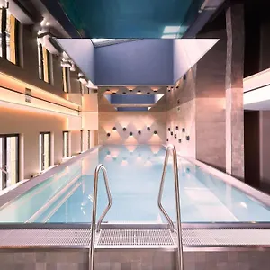 Otel Adina